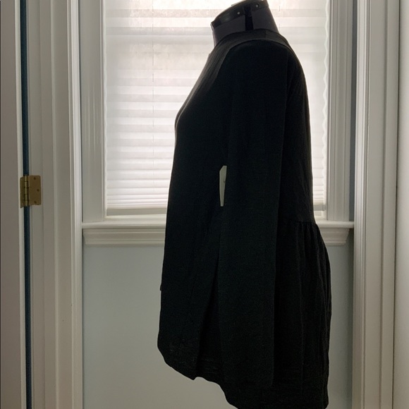 Black Scoopneck Peplum Back Long Sleeve Top NWT - Picture 6 of 8